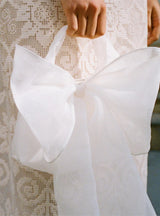 Joanne Organza Bow Clutch Brauttasche in creme