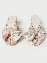 Plissee-Slipper Emilia in cremefarbenem Blumendruck - weddorable